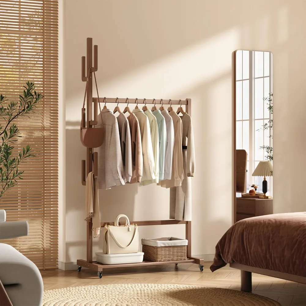 رف ملابس خشبي بعجلات وخطافات صبار، رف ملابس عالي التحمل بوزن 350 رطلاً مع رف، سهل التجميع، رف دوار