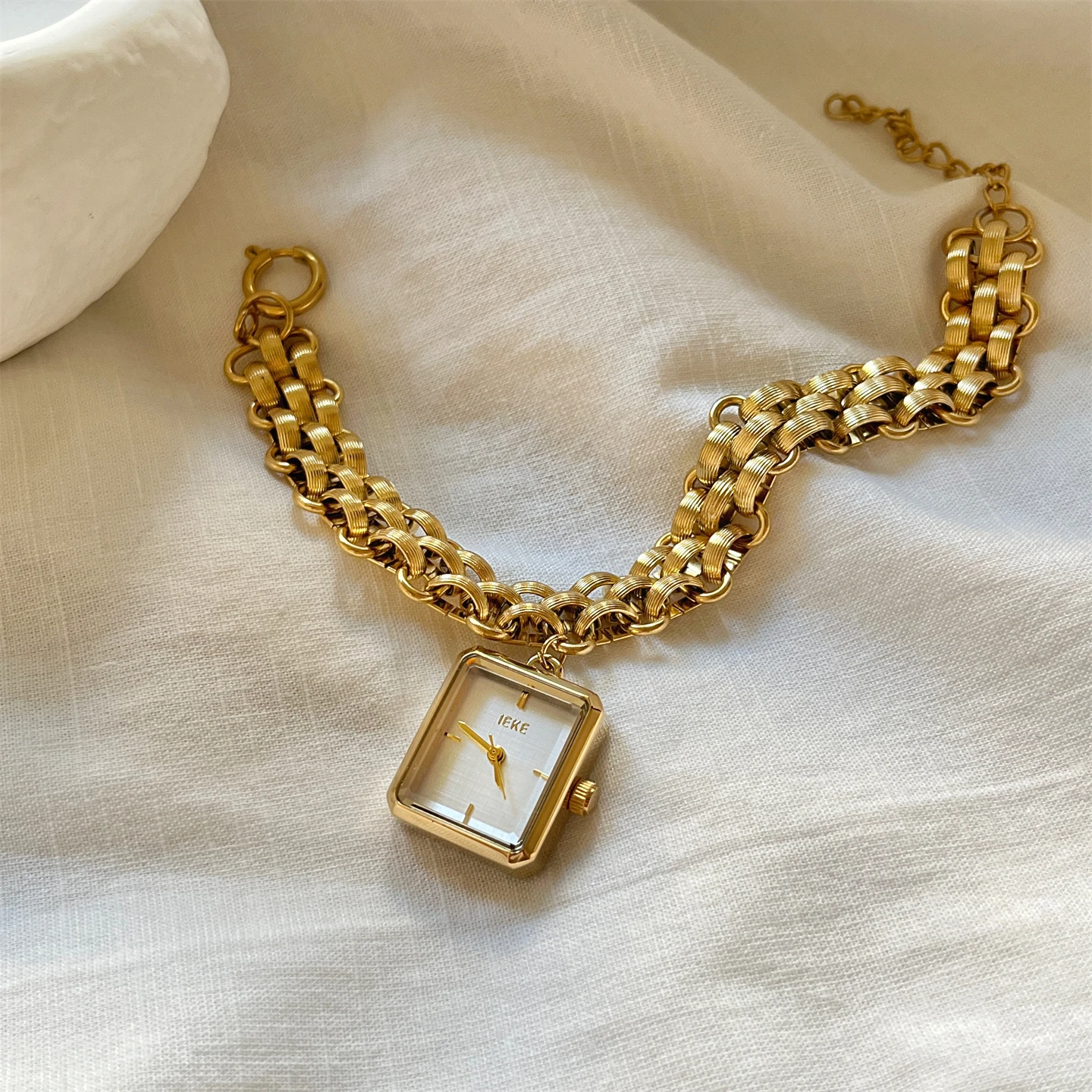 Reloj con colgante cuadrado de alto valor para mujer, diseño de nicho, para ir al trabajo, versátil, dorado