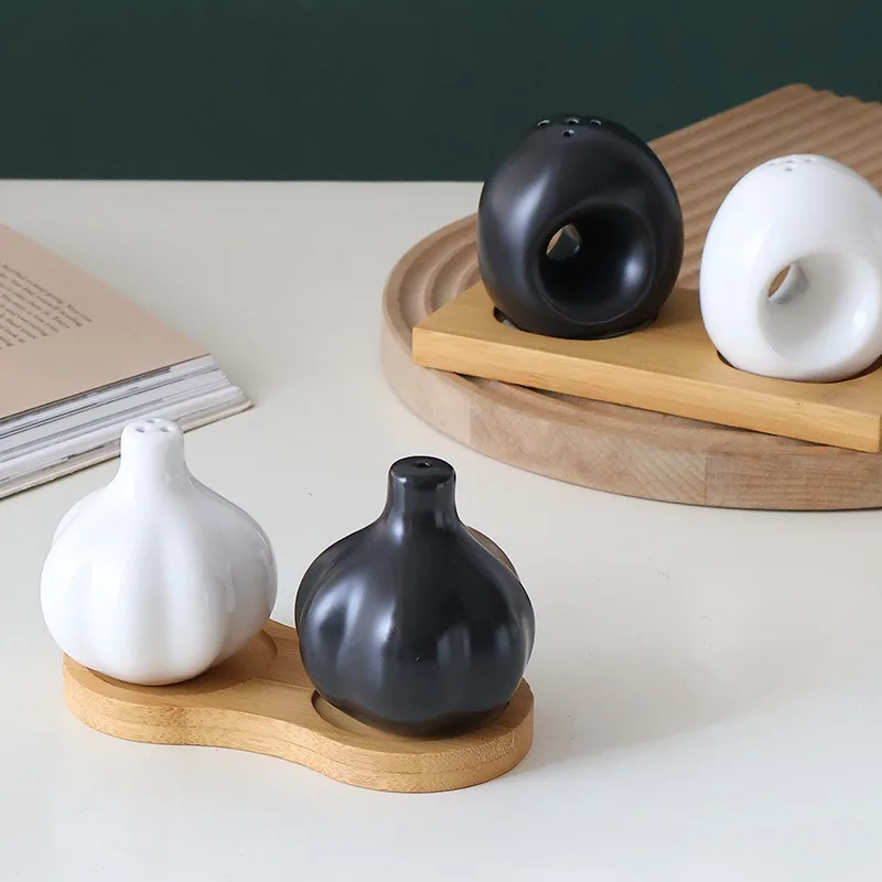 

Japanese Simple Black White Ceramic Seasoning Bottle Set Creative Onion Shape Salt Shaker Set Spice Jars Cabinet Decoration