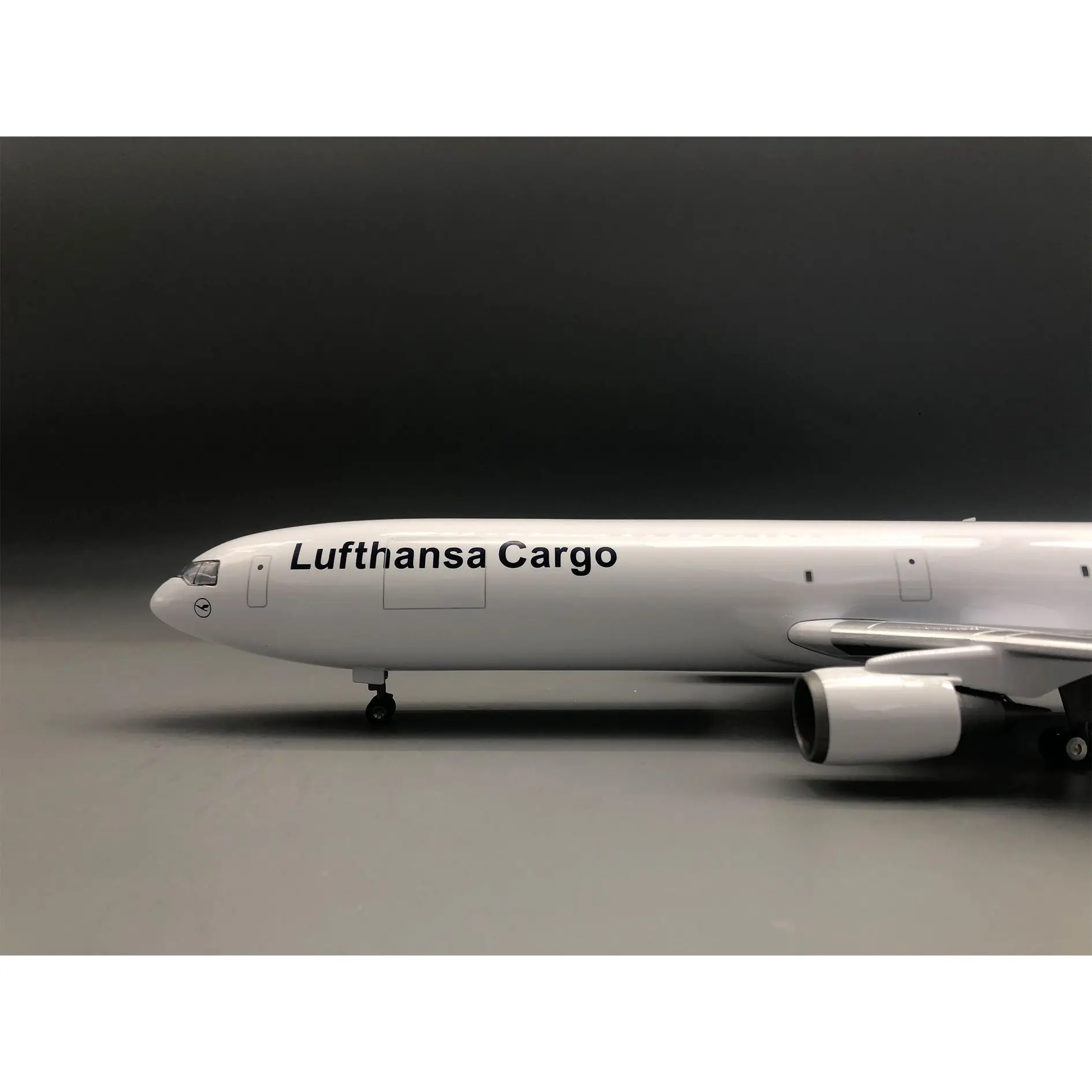 Lufthansa Cargo Md 11 Aircraft Model 47cm With Wheels Simulation Static For Aviation Collectors Home Office Decoration