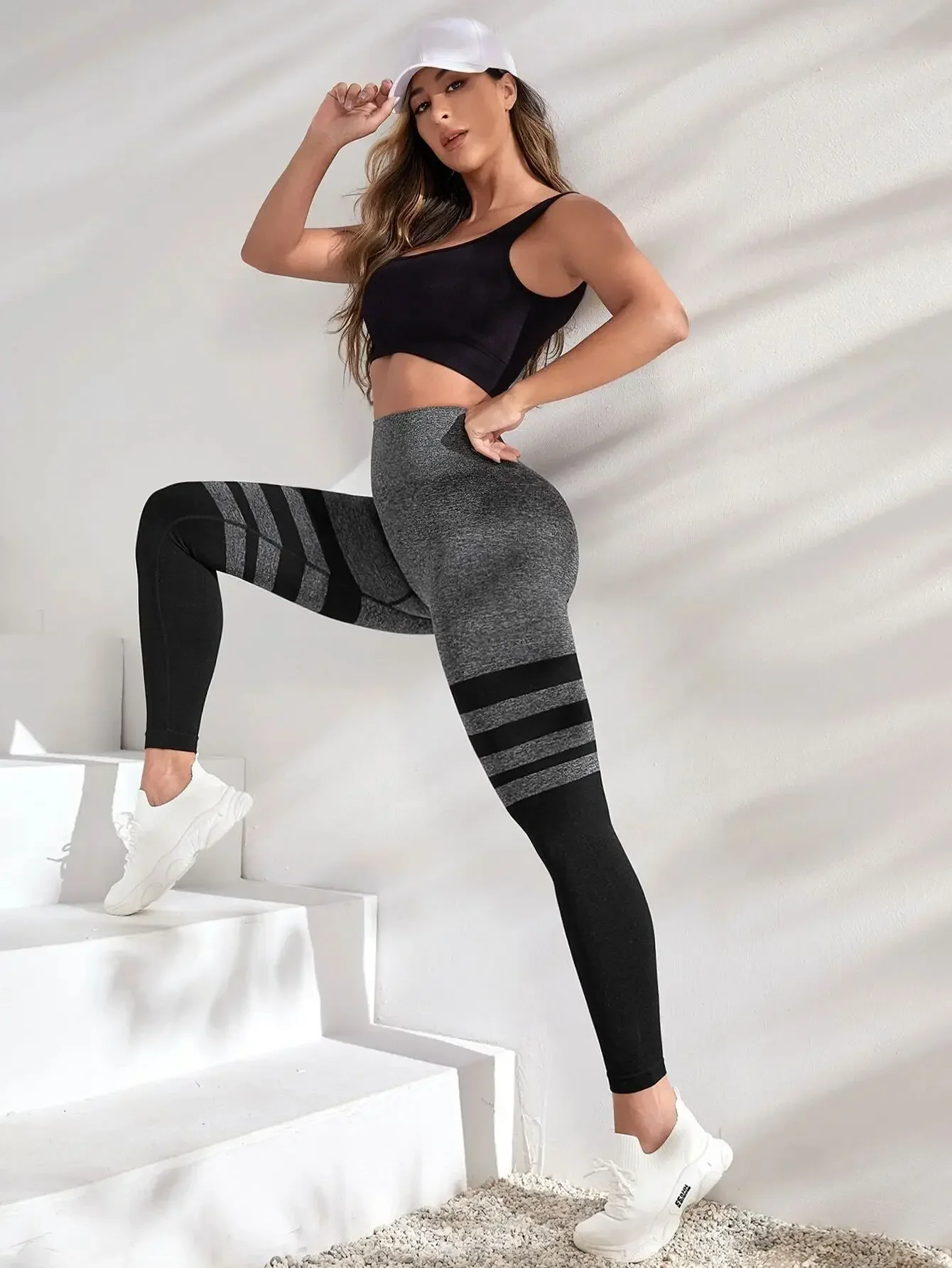 Leggings a righe nere Collant slim senza cuciture da donna Allenamento da palestra Corsa Vita alta Sollevamento fianchi Pantaloni fitness yoga lavorati a maglia