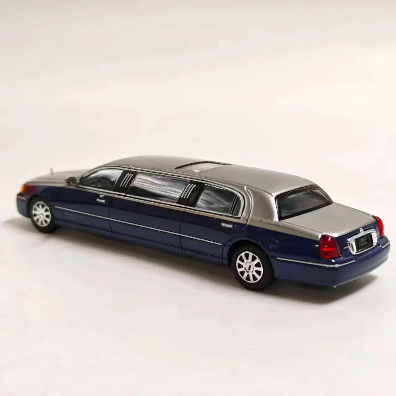 Diecast GCD 1:64 Scale Lincoln Extended Edition Alloy Car Model - view 5