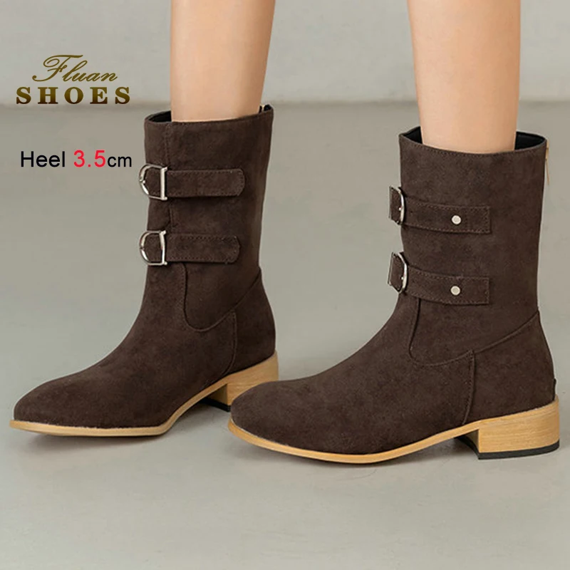 

Коричневые зимние женские ботинки до середины икры. Замшевые ботинки с острым носком. Сапоги средней длины на низком каблуке 3,5 см. Застежка-молния сзади с круглой пряжкой.