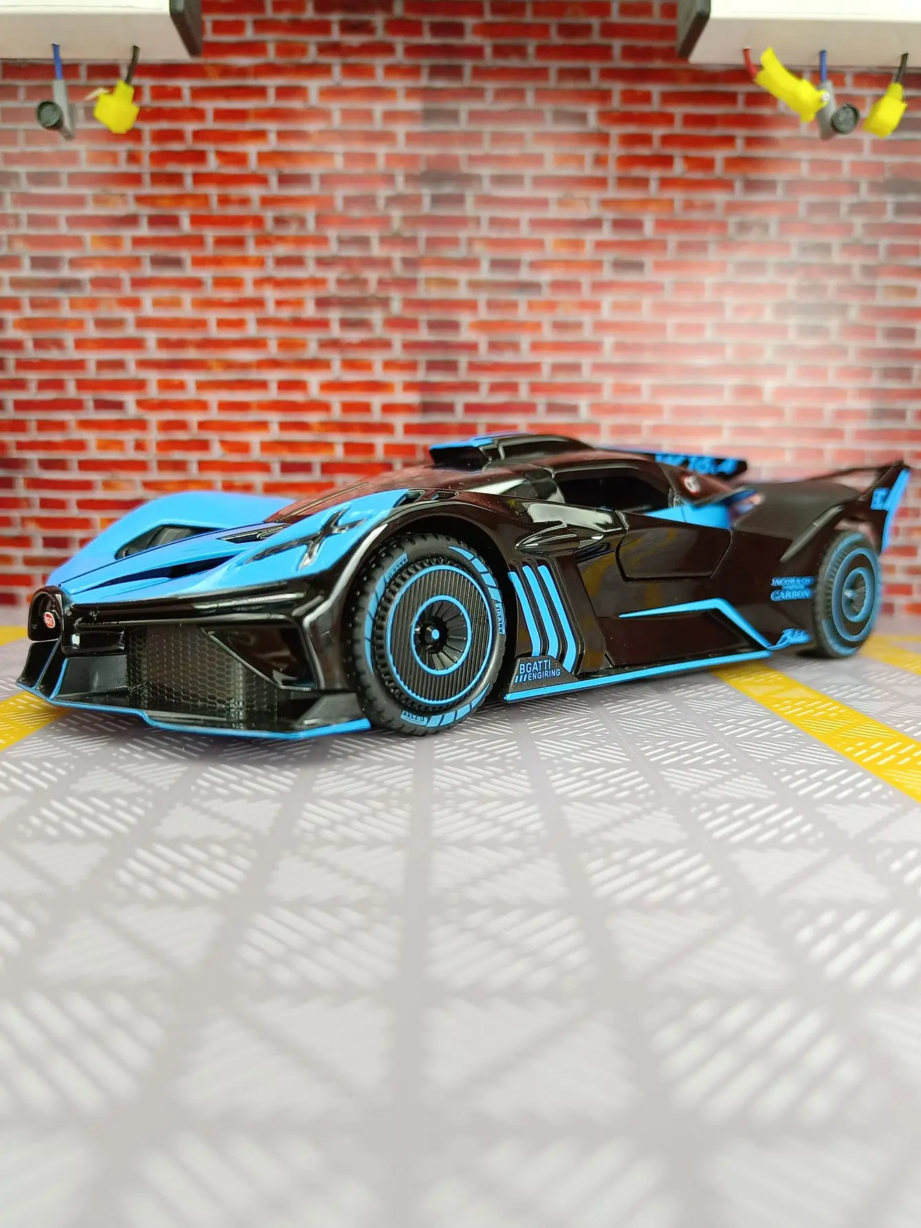 

Модель легкосплавного автомобиля Supersports 1:24, дверь автомобиля можно открыть, имеет имитирующие функции звука и освещения, тонкое качество изготовления.