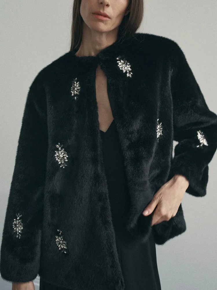 따뜻함과 스타일: 새로운 겨울 여성 자켓 인조 모피 트리밍 긴 소매 다이아몬드 장식 코트 통근 스타일 레귤러 길이