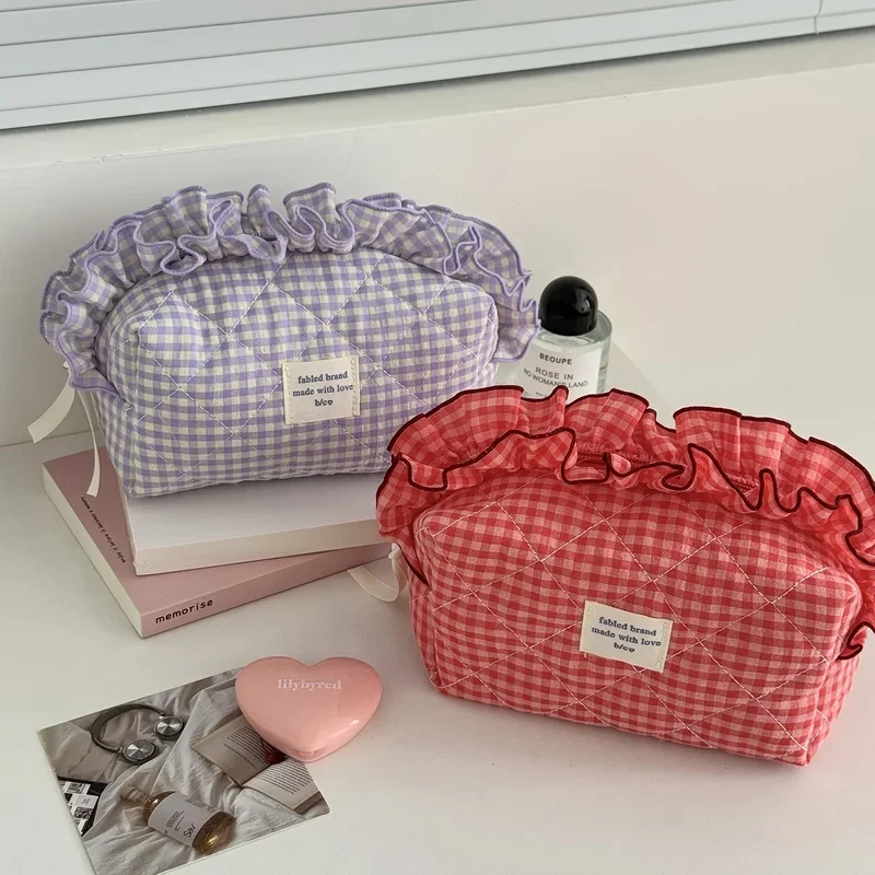 Rot-weiß karierte Make-up-Tasche mit Spitzenbesatz, großes Fassungsvermögen, tragbare Kosmetiktasche für Frauen auf Reisen