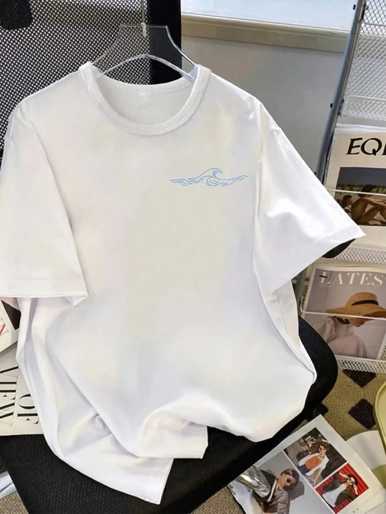 패션 여름 반팔 캐주얼 티셔츠 '파도를 바라보며 고래 꼬리와 레터링 프린트 티셔츠'