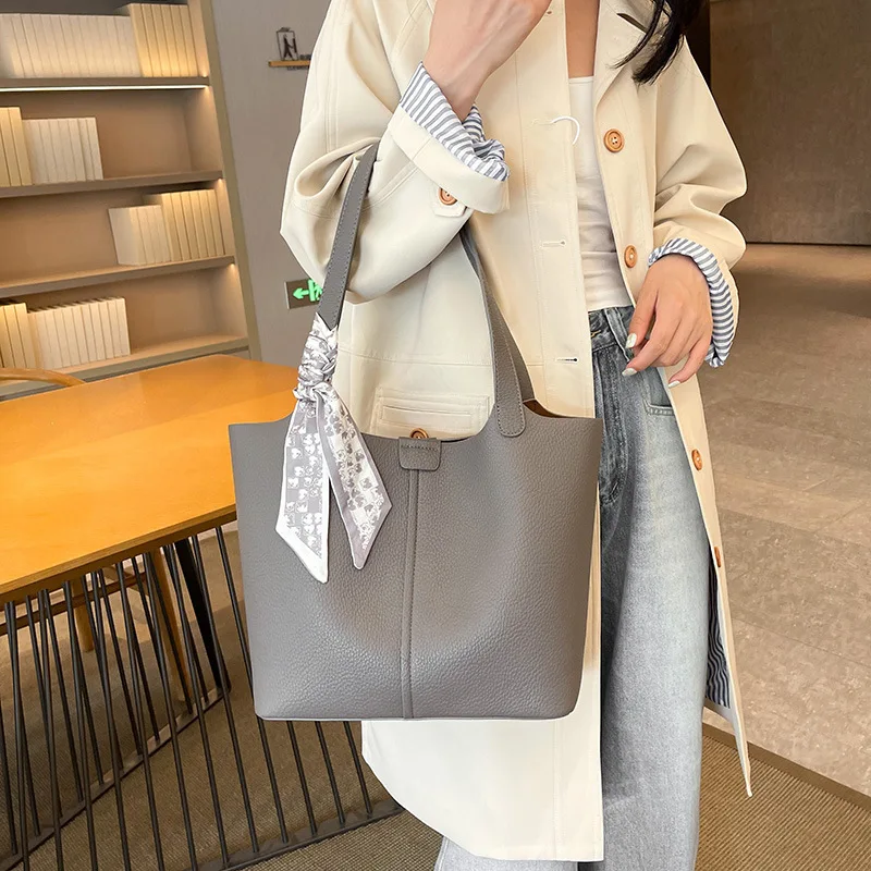 

2024 New Korean Fashion Commuter Big Bag Fashionable And Elegant Mother And Child Bag Versatile Women'S Shoulder Bag