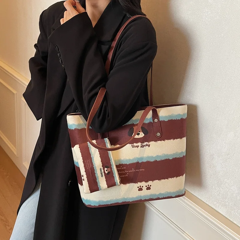 

​ Бархатная женская сумка-тоут для колледжа 2025 года — регулируемое плечо большой вместимости, пригородная сумочка в стиле бохо и легкий студенческий шик ​