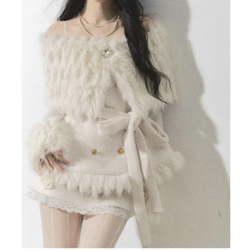 

Потрясающее теплое шерстяное пальто с нечеткими панелями и изысканный комплект из чистого, но очаровательной облегающей юбки с осенне-зимней атмосферой.