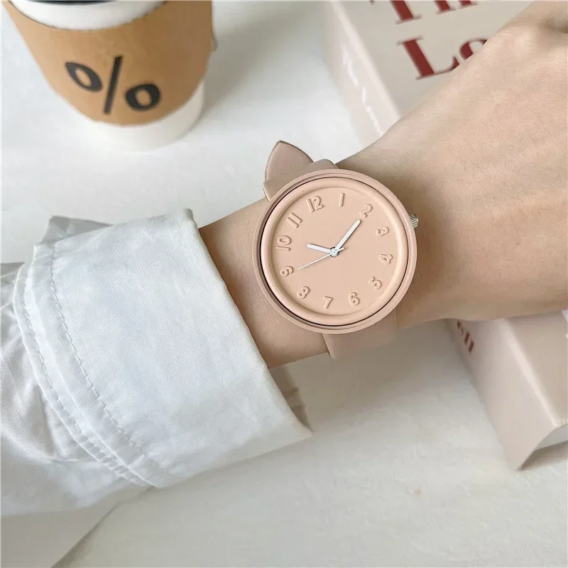 Fashion Makaron Simple Vintage High Beauty Student Quartz Watch Versatile and Retro Leather Belt Watches for Couples Clock