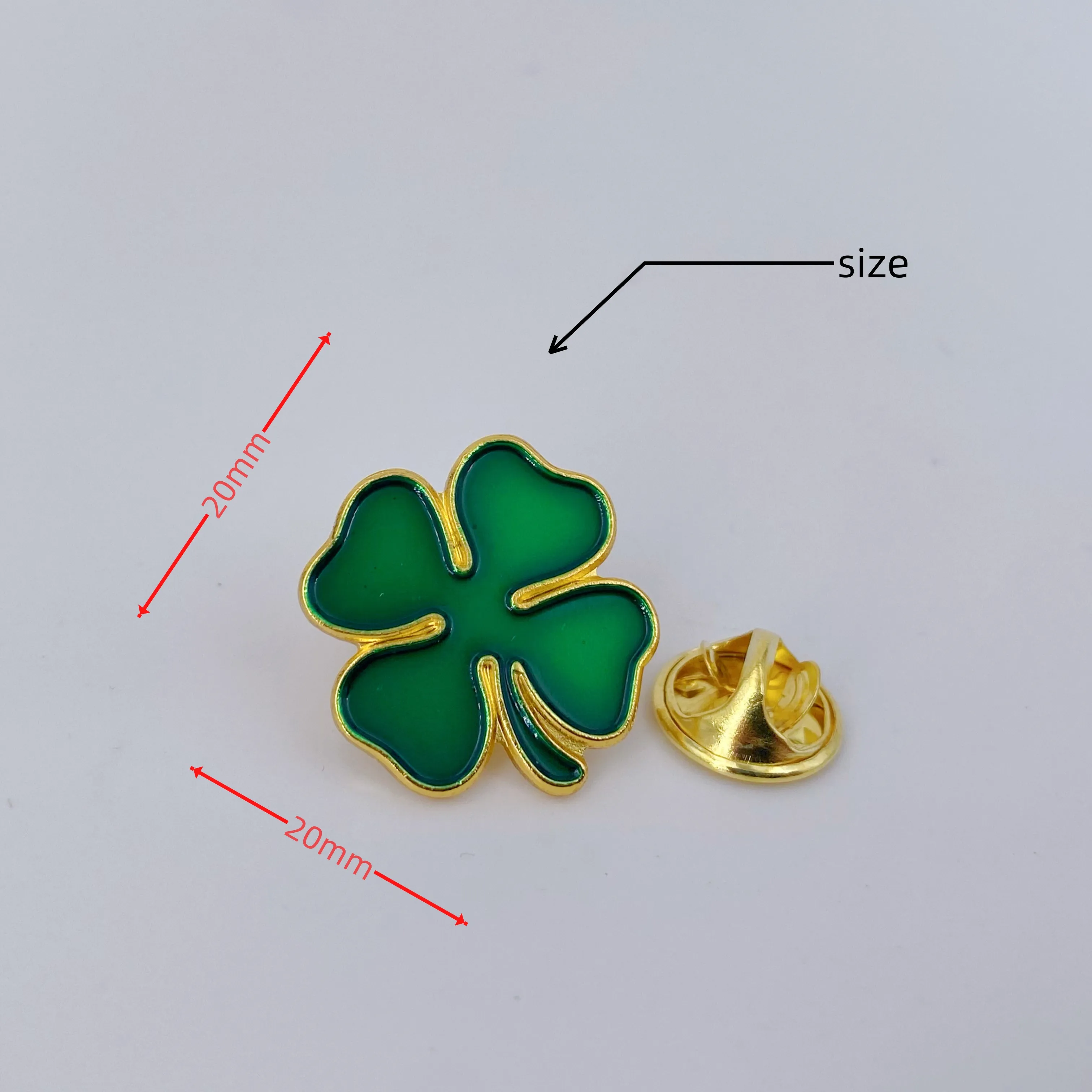 دبوس عيد القديس باتريك المينا الخضراء الصغيرة أربع أوراق البرسيم التلبيب دبوس دبابيس شارة بدبابيس أيرلندا الأيرلندية هدية تذكارية السائبة