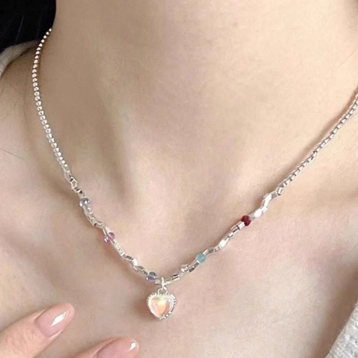 

Vitality girl moonstone love necklace women's new niche design light luxury sweet temperament beaded collarbone chain