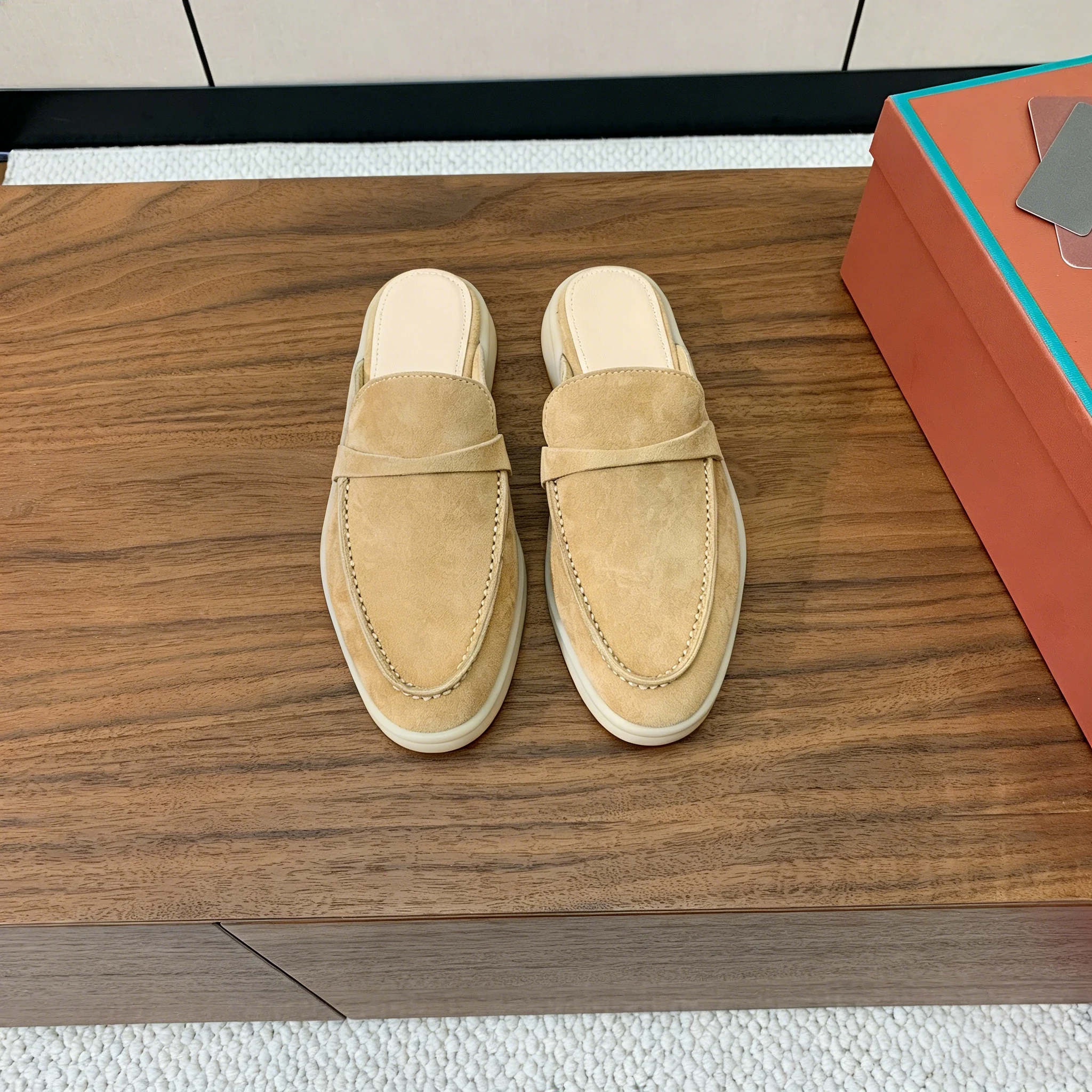 

High-End Fashionable Sheepskin Comfortable Unisex Casual Shoes Stylish Leather Footwear for Men And Women