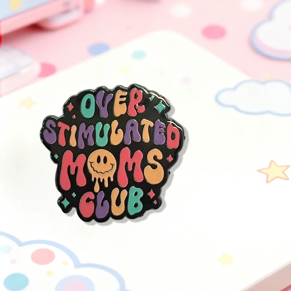 �Over Stimulated Moms Club“-Brosche, kreativer, farbiger Buchstaben-Emaille-Anstecker, humorvolles Muttertagsgeschenk, Abzeichen, Accessoires für Taschen und Feiertage. – Detail 4