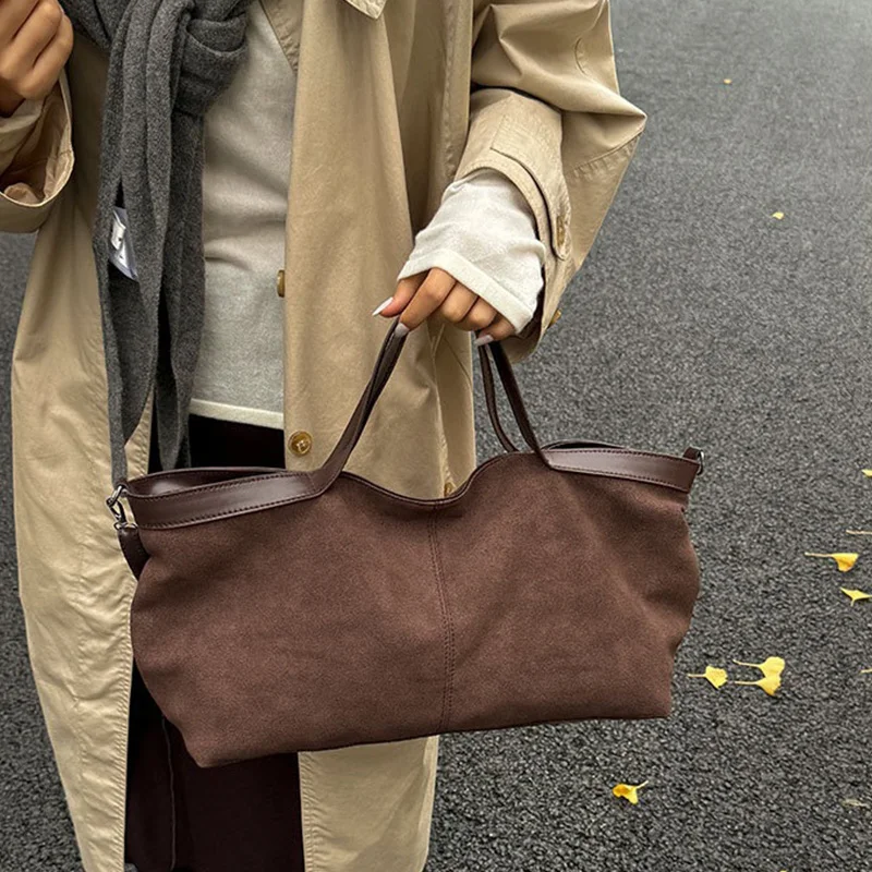 Große Umhängetasche mit Struktur, mattiertem Finish und Reißverschluss, Schultertasche, einfarbig, weiches, mattes Wildleder, Boston-Tasche, schlichter Stil. – Detail 4