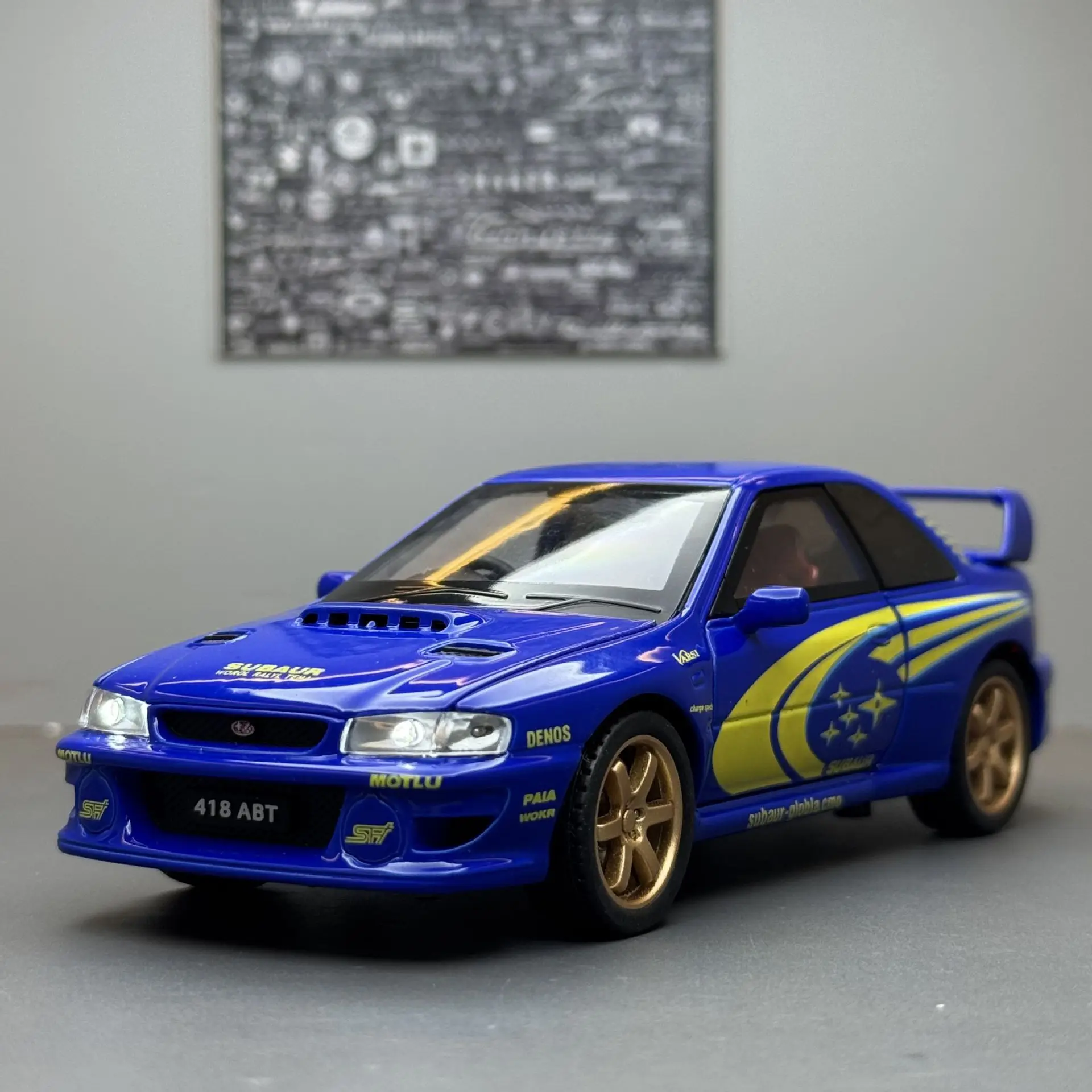 1:32 Impreza Rally Car Suono e luce Tirare indietro Modello giocattolo per bambini Modello di auto in lega pressofusa da collezione
