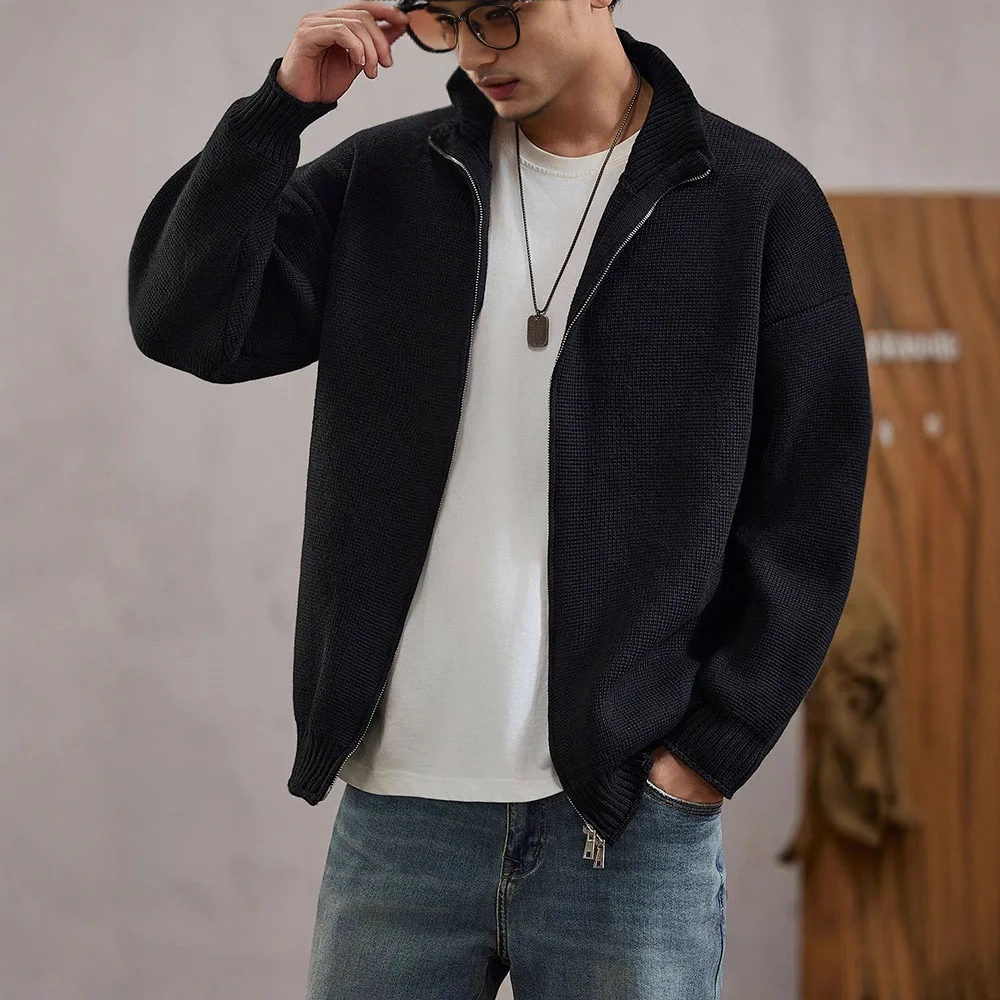 2025 Suéter cardigã versátil da moda para homens no outono, preguiçoso e luxuoso, suéter de malha com gola elástica larga