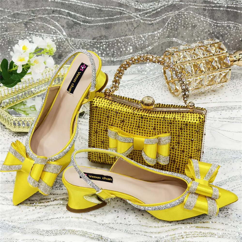 2025 Zapatos y bolsos de tacón alto con lazo amarillo, sandalias nobles de moda para fiesta de boda de cristal punteado para primavera, verano y otoño