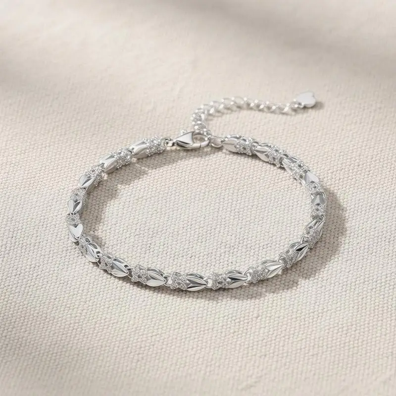 Chic Women Silver Bracelet Heart and Clover Motif Bracelet Day to Night Accessory