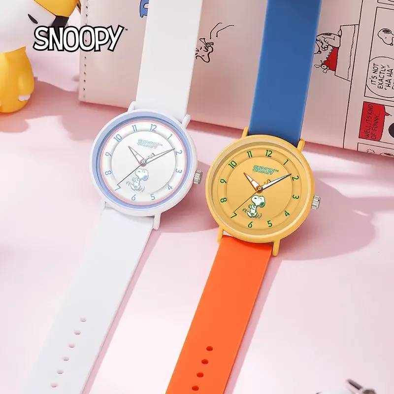 

New Snoopy animation peripheral contrasting color quartz waterproof watch for junior high school students, versatile and casual