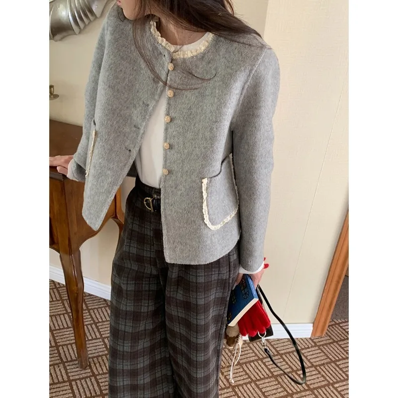 

Шерстяное двустороннее пальто с кружевной отделкой и круглым вырезом