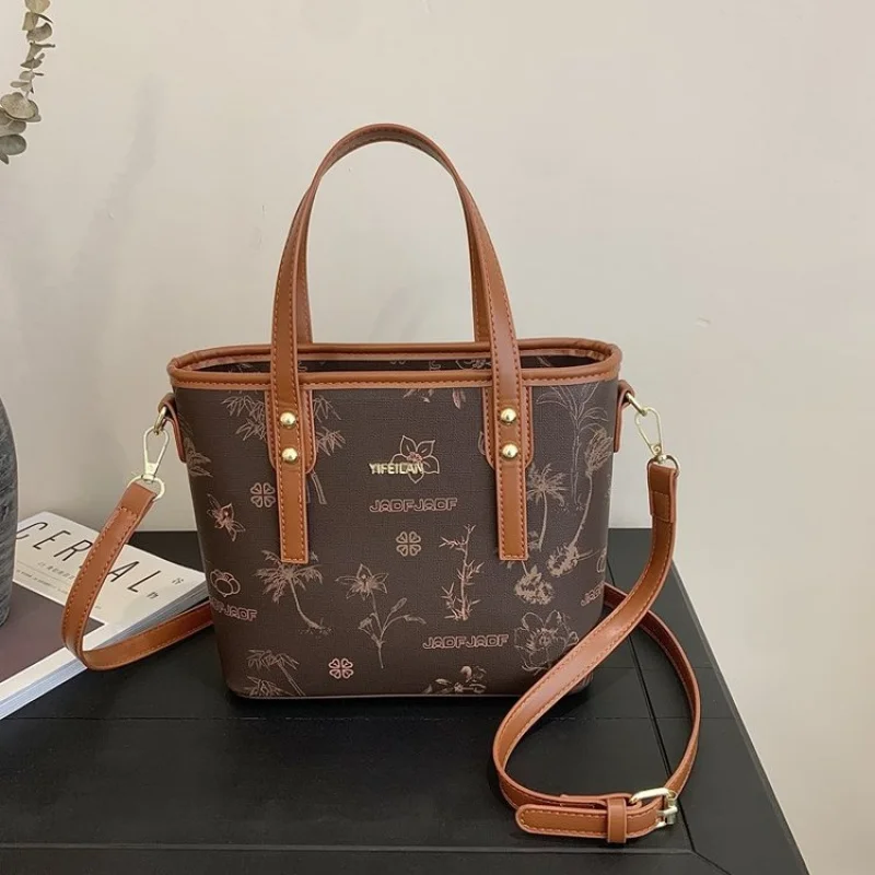 

Высококачественная минималистичная уникальная винтажная кожаная сумка через плечо для модных женщин с большой вместительностью и модным дизайном