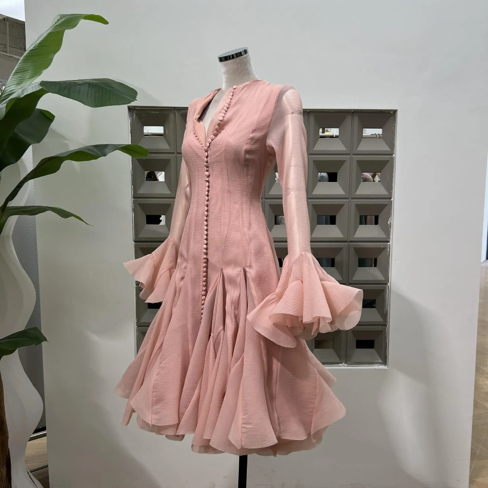   Long Sve Dr avec plaine de boutons étendues, garniture de pétales géométriques, ajustement et évasé, fibre d'acétate en t-shirt douce