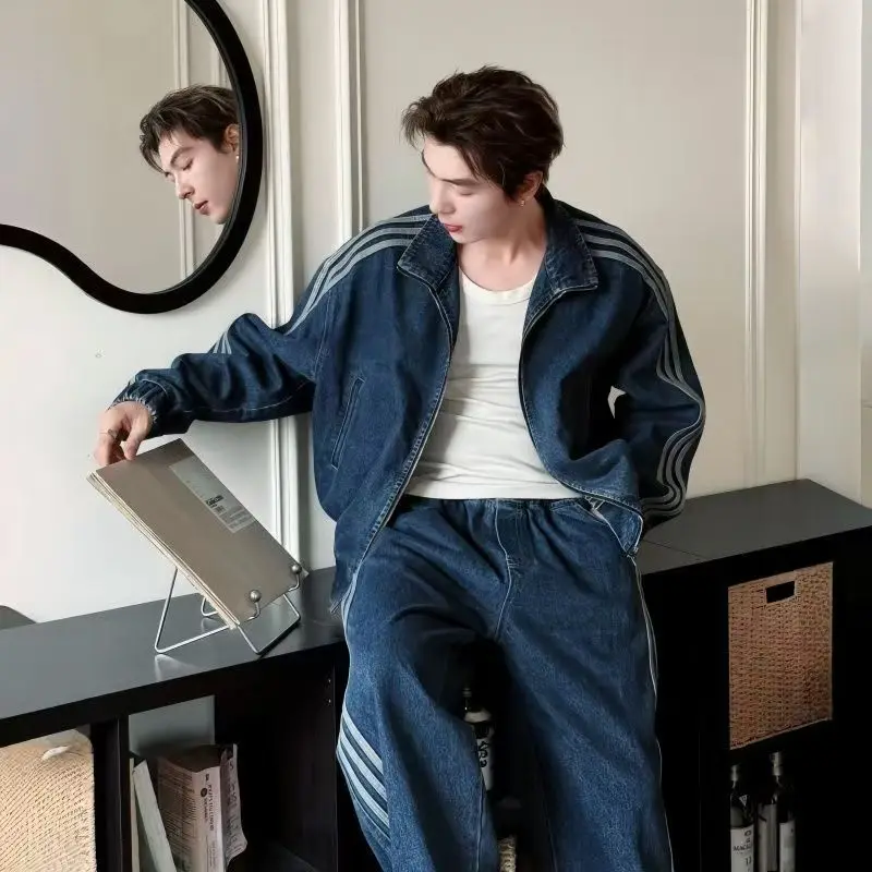 

Модный мужской комплект из двух предметов: свободная джинсовая куртка с длинными рукавами и воротником-стойкой, а также повседневные прямые брюки. Осенне-зимний вариант.