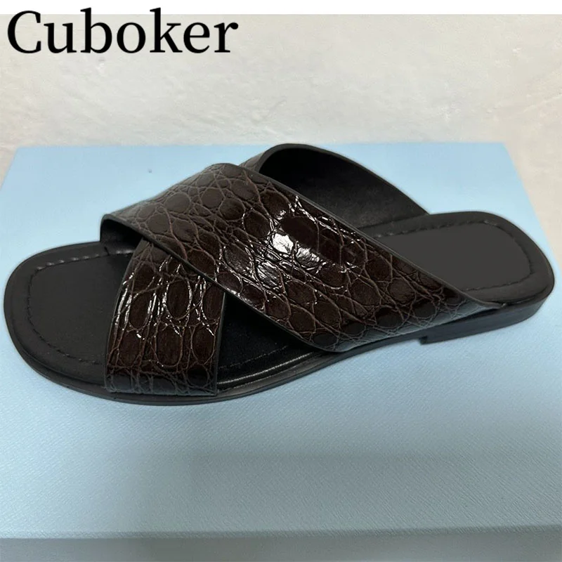 2023 Summer New Brand Crossed upper Flat Slippers for Men Stone Pattern Patent Leather Flat Mules Luxury Slippers Beach Sildes