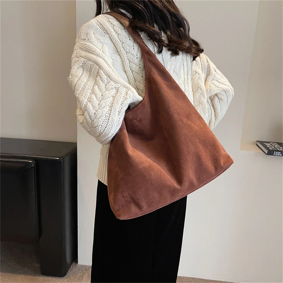 Fashion New Flipped Base Leather Shoulder Bag for Women Winter Fashion Female Simple Hobo Bag Underarm Handbags and Purses