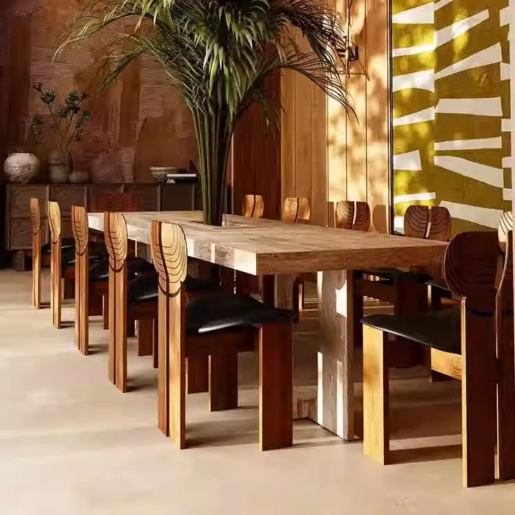 Mittelalterlicher Retro-Stuhl aus massivem Holz mit geschnitzter Rückenlehne