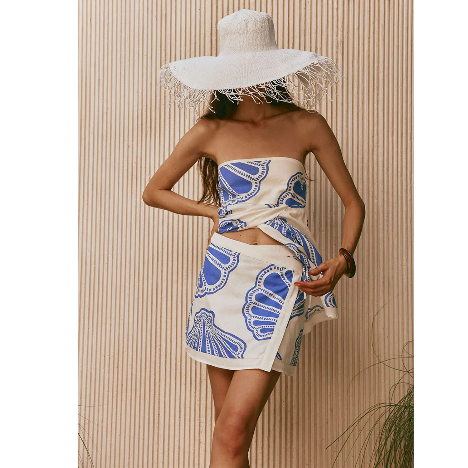 

Модный свободный комплект с принтом: шорты и топ на бретелях для женщин. Удобная дышащая летняя коллекция повседневной спортивной одежды.