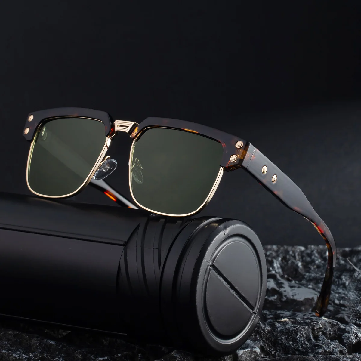 

Vintage Design Square Sunglasses Men 2025 Luxury Retro Gradient Sun Glasses Outdoor Driving Shades Classic Eyewear Oculos UV400