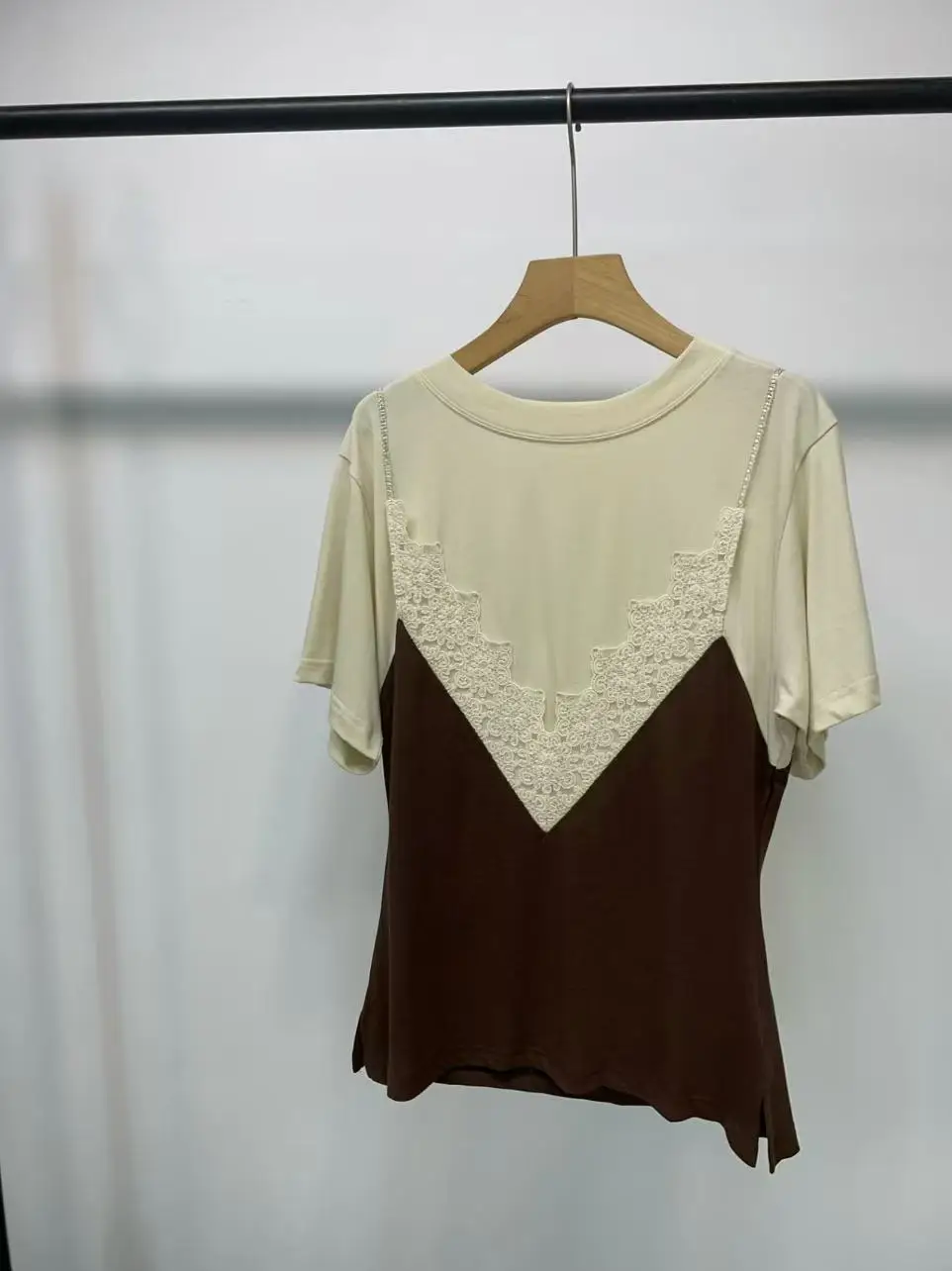 Contrasting color lace patchwork short-sleeved top - elegant and versatile, faux two-piece design for great slimming effect