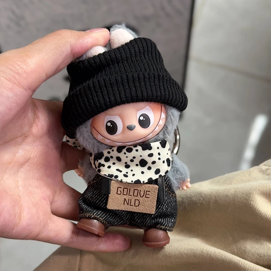 ชุดตุ๊กตา Mini Labubu Pin For Love สีดำ พร้อมสายคาดผม V4 อุปกรณ์เสริมตุ๊กตา ตุ๊กตาผ้าพลัฌ พวงกุญแจสำหรับใช้งานกลางแจ้ง ชุดน่ารัก ของเล่น ของขวัญ