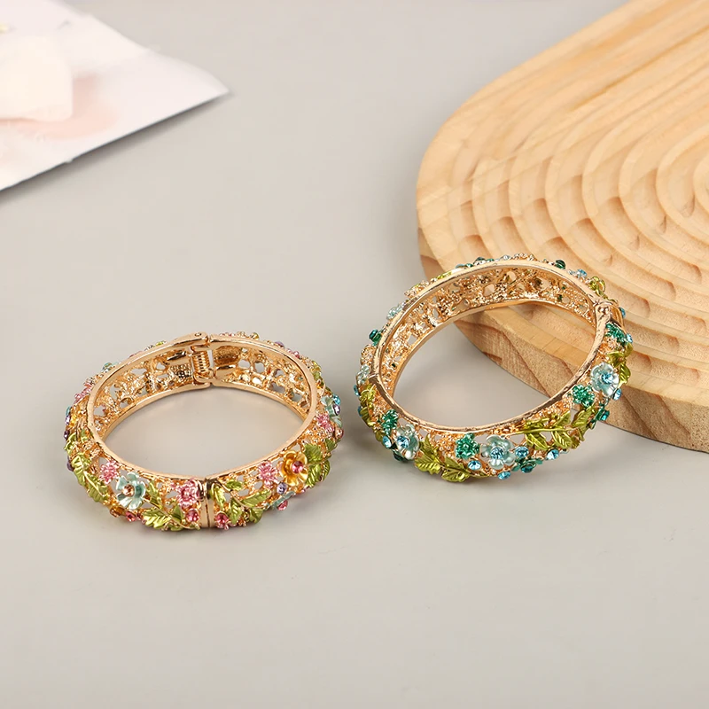 النمط الصيني رائعة الملونة العرقية نمط زهرة أساور سبيكة مخرمة النقش خمر أساور مفتوحة للنساء مجوهرات