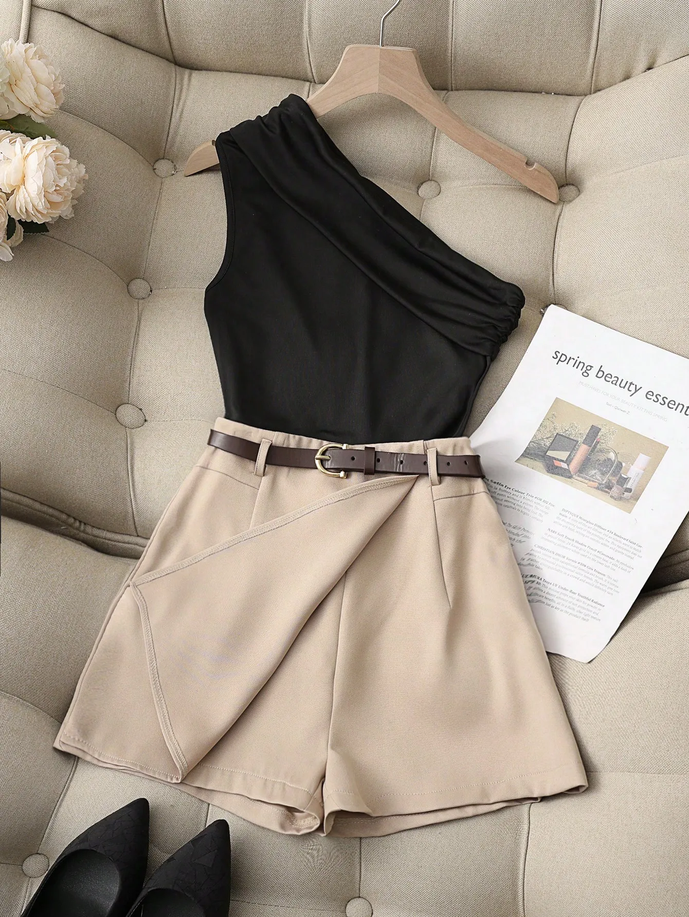 

Черный плиссированный топ на одно плечо и комплект из шорт-юбок цвета хаки с поясом