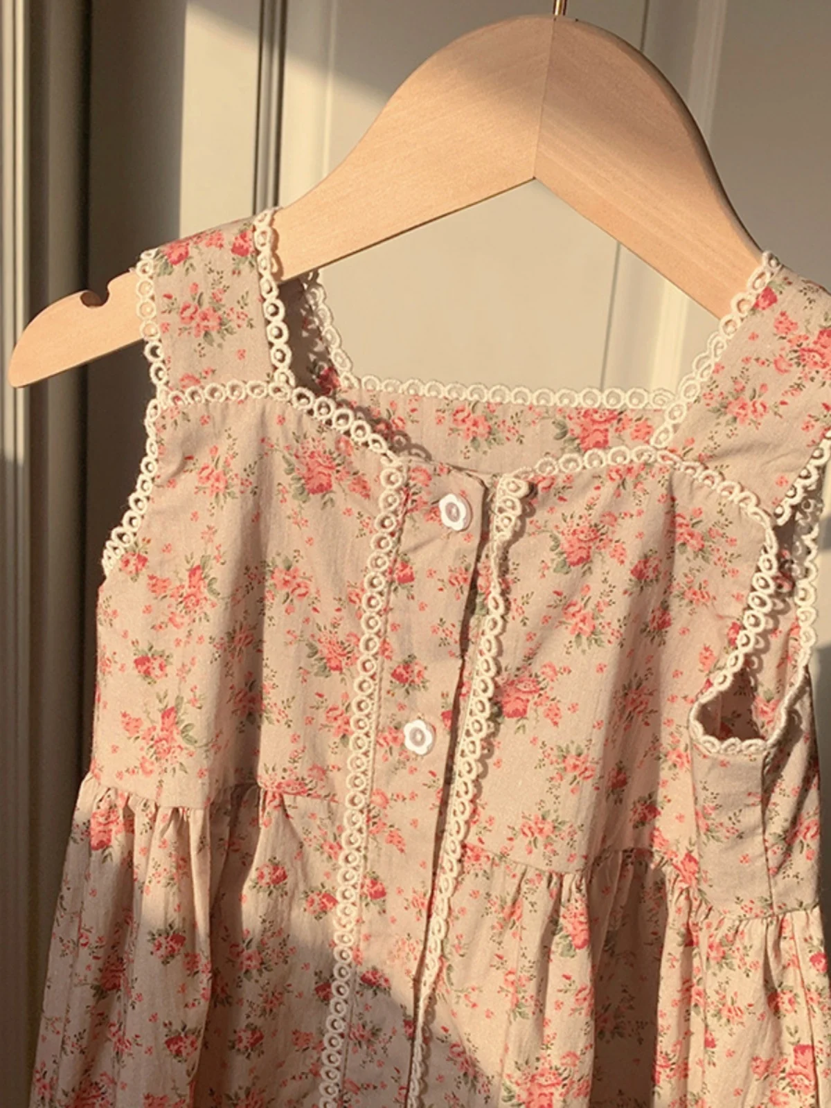 ファイオナブルな花柄レースのトリムが付いた、小さな女の子向けの2024年夏の新作韓国風スリムベストスカート、女の子の服