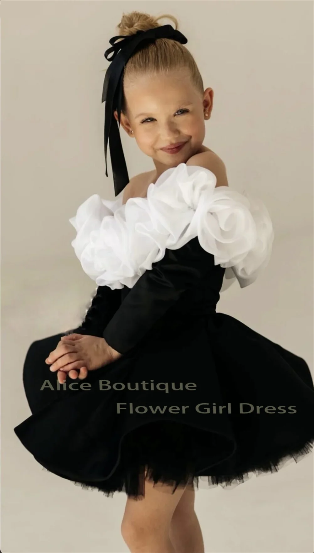 Abito da ragazza con fiori personalizzato Fiore bianco e nero con spalle scoperte Mini abito lungo con maniche a sbuffo Abito da festa di compleanno per prima comunione