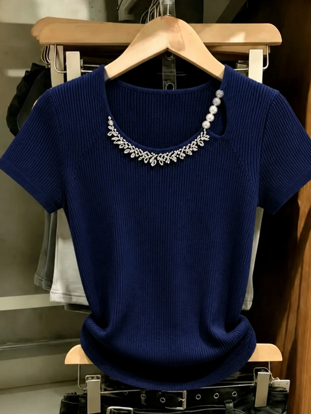 

Fashionable Short Sleeve Knitted Top Heavy Embellishment round Neck Diamond Design Slimming Summer 2026 Korean Style Silk Wom...