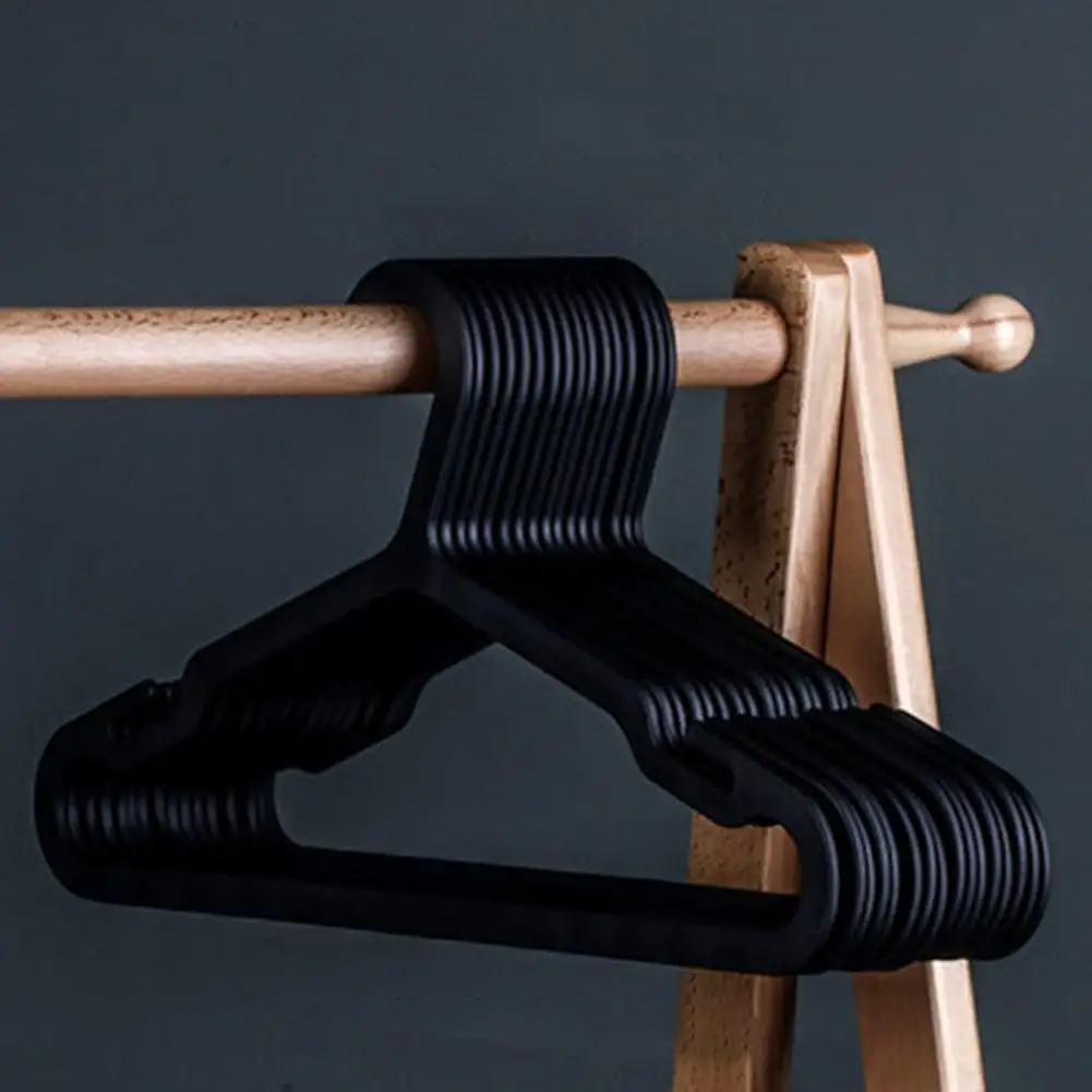 Colgador de ropa de plástico de alta calidad, perchas antideformables duraderas con muescas anchas de hombro para ropa fuerte