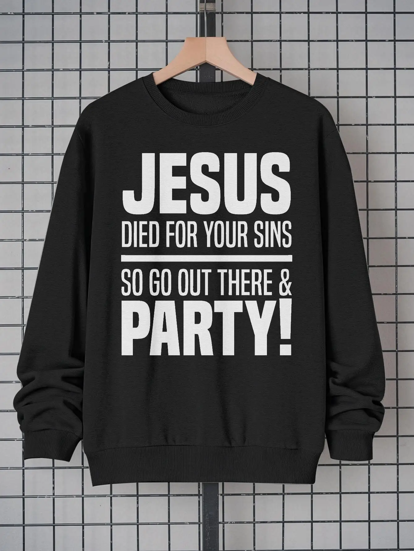 سويت شيرت رجالي بنمط الإيمان المسيحي الأسود - "موت لخطاياك، لذا اذهب للحفلات!" طباعة بيان جريئة، شجرة عادية #1