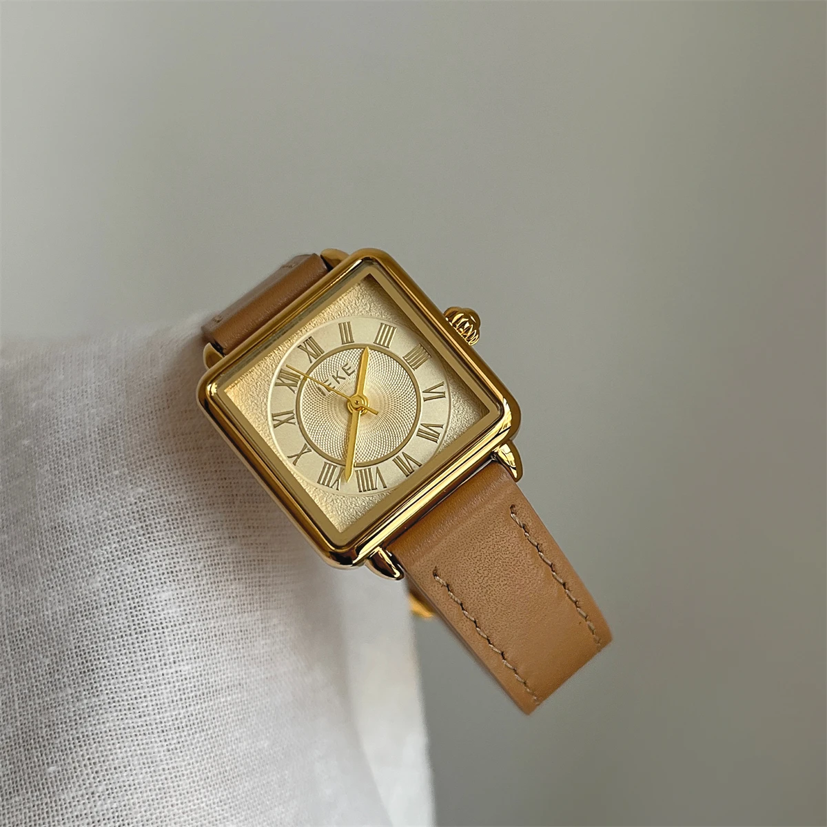 StylishSquareShaped ArtisticWomen'SWatch HighValue Retro Style Sophisticated And Luxurious Watch With A Simple And Elegant Feel.
