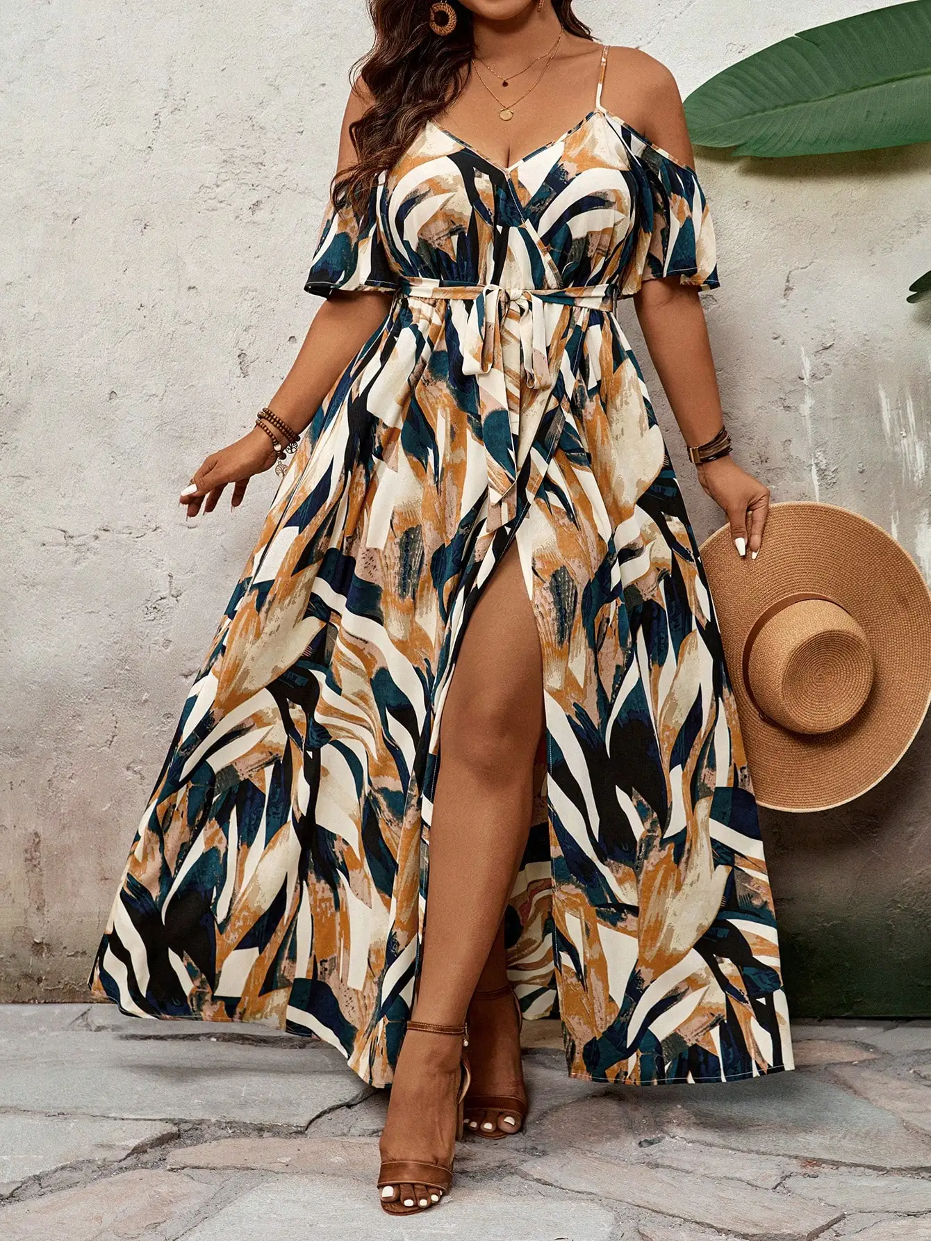 

Платье макси больших размеров с открытыми плечами, абстрактным принтом и боковым разрезом для летнего отдыха