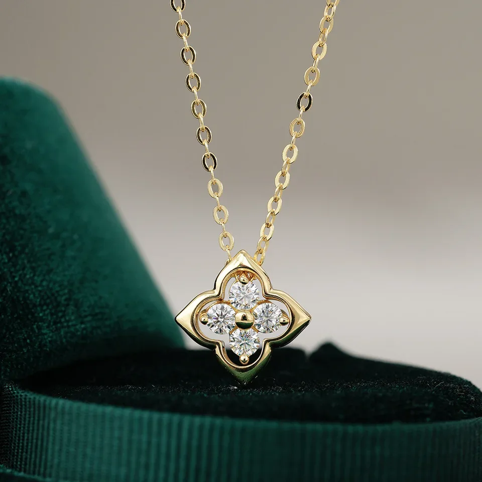 

Luxury 100% Real 18k Gold Women's Transporter Lucky Grass Pendant Moissanite Diamond Necklace
