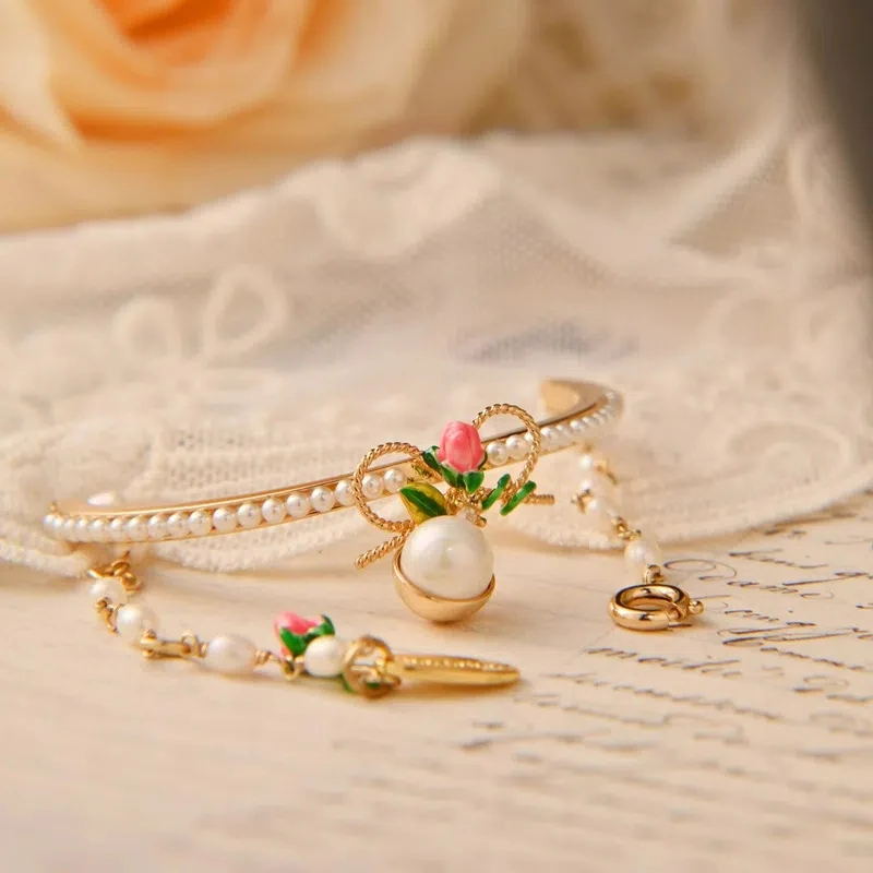 

Spring Fashion Handmade Enamel Bows and Pearl Buds Light Luxury Niche Design Summer Beach Semicircle Bangle Versatile Bracelet