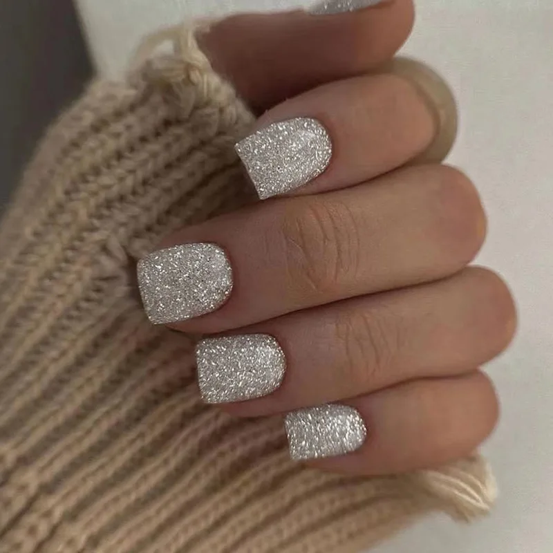 24 Stück glitzernde künstliche Nägel, kurze runde künstliche Nägel mit glänzendem Puder-Design, einfache Nagelspitzen mit vollständiger Abdeckung, tragbar, zum Aufdrücken der Nägel