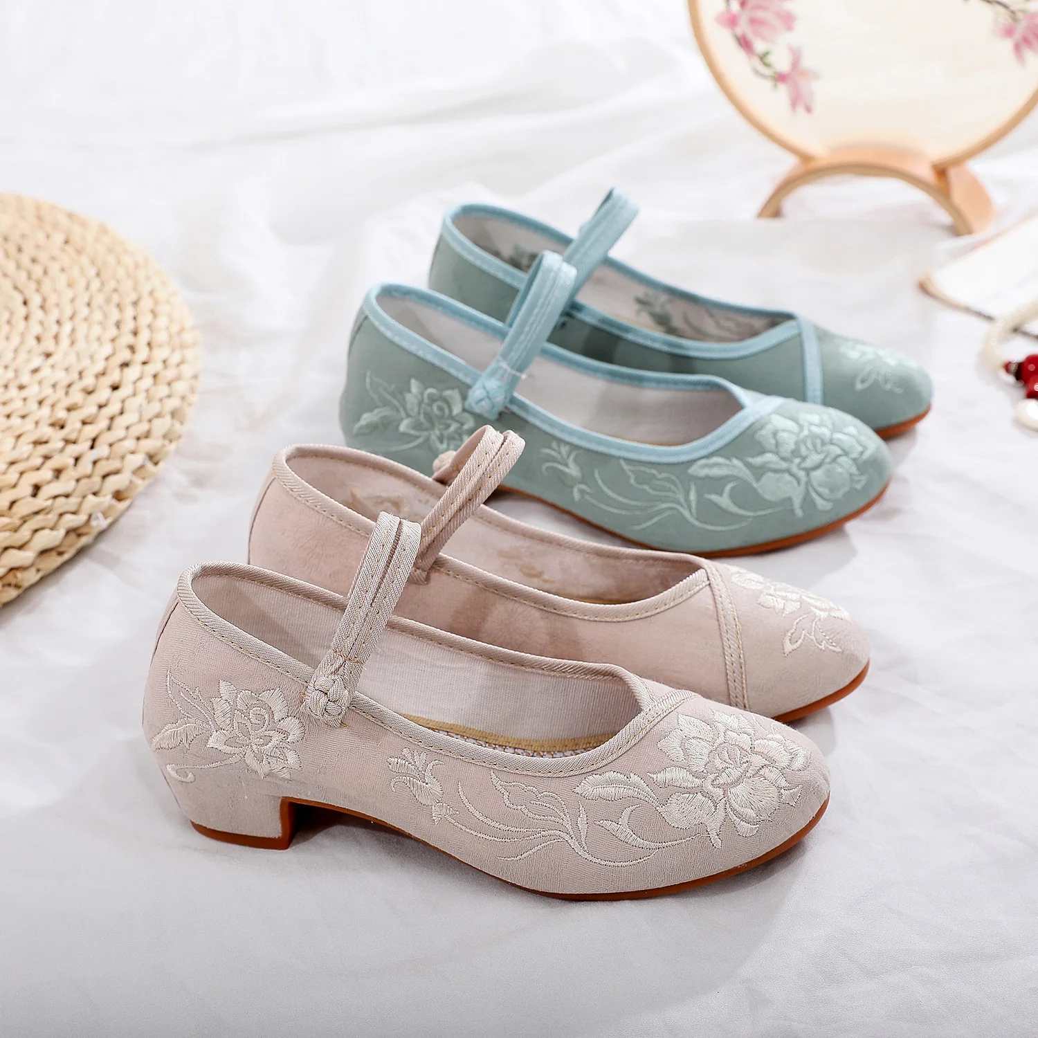 Size 34-40 Ethnic Style Flower Embroidered Women Low Heel Ladies Comfort Chinese Cheongsam Hanfu Shoes