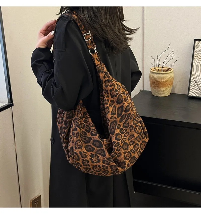 

Trendy Diaper Bag Fashionable Minimalist Commuter Purse Luxury Leather Shoulder Bag Unique Retro Design for Leisure Travel